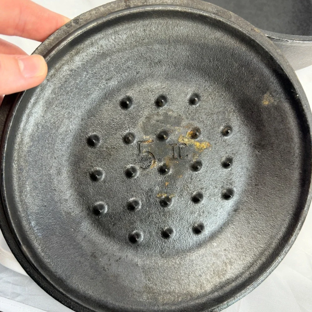 Lodge 2SP2 Cast Iron Dutch Oven 2 Qt Round Serving Pot with Self-Basting Lid USA